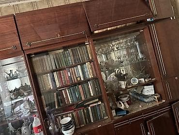 Стенка/горка из массива под тёмное дерево с витринами и большим — 1