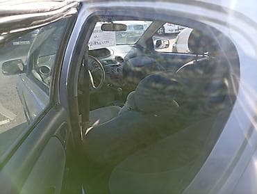Toyota: Toyota Yaris: 1998 г., 0.1 л, Механика, Бензин, Хэтчбэк — 5