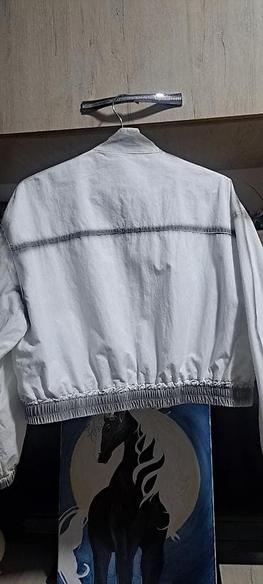 бомбер чёрный: Белая укороченная куртка-бомбер m+ kids, размер на рост 160, на — 2