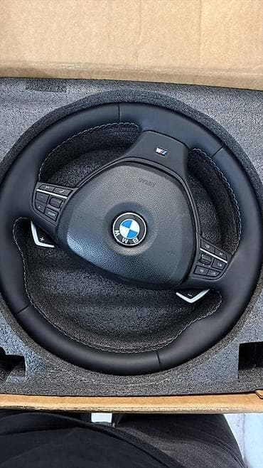 Детали салона: Руль отличном состоянии на BMW M с многофункциональными кнопками и — 1