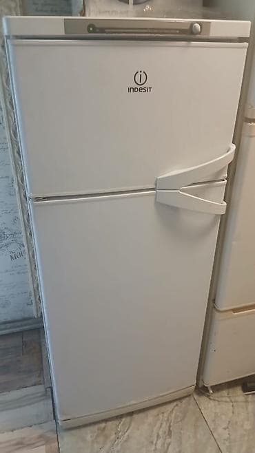 Холодильник Indesit, двухкамерный, белый. - Верхняя морозильная