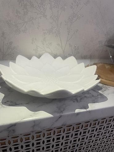 Белая сервировочная тарелка в форме крупного цветка. - Материал