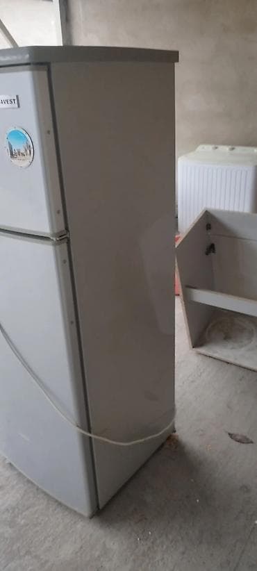 стиральная машина б: Холодильник двухкамерный, верхняя морозильная камера. Основные — 5