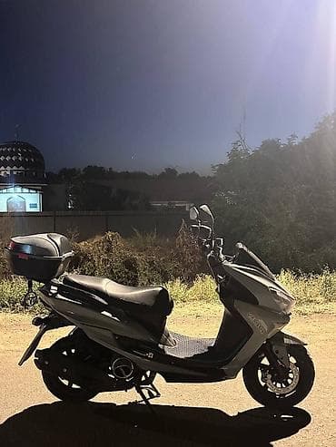 скутер матор: Скутер Benelli 250 (надпись на боковой панели). Городской макси-скутер — 2