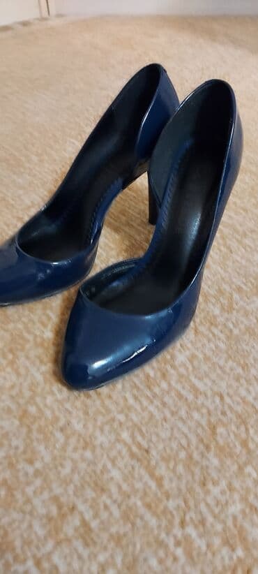Продаются туфли новые, натуральная лакированная кожа, размер 35. Цена