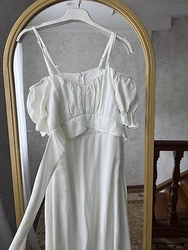 Жеке буюмдар: Белое женское платье миди с романтичными деталями. - Силуэт: прямой — 2