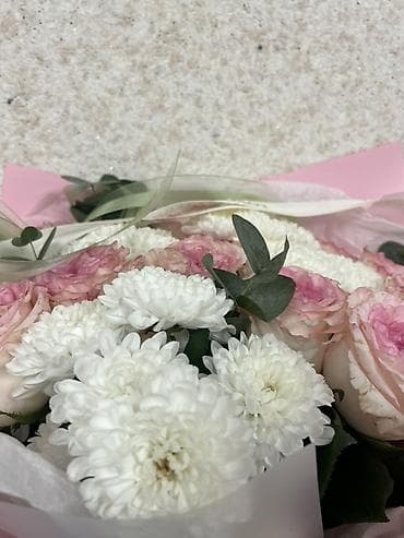 роза гул ош: Букет «Нежность в розовом» - Состав: кустовые белые хризантемы — 2