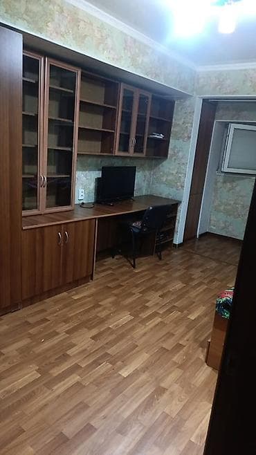 в аренду маникюрный стол: Сдается/комната/кабинет с мебелью и встроенными шкафами. девушкам — 3