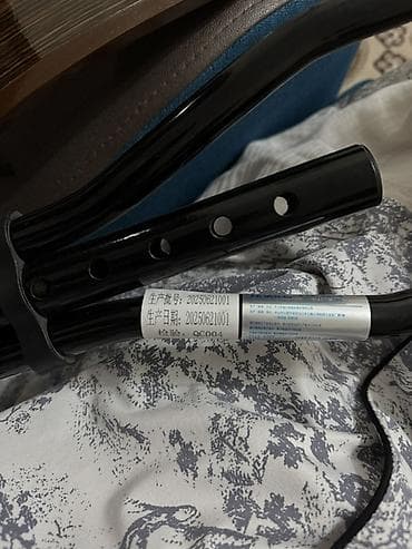 Пара подмышечных костылей, регулируемых по высоте. Характеристики: - — 2