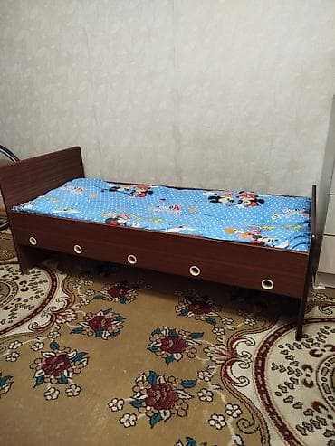 Мебель: 🛏️ Продаю детскую кроватку 140×65 с матрасом — 1000 сом. 🎁 В подарок — 1