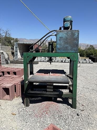 аппарат пескоблока: Продаю пескоблочный станок. Есть четыре матриц: рваной, и рваной — 3