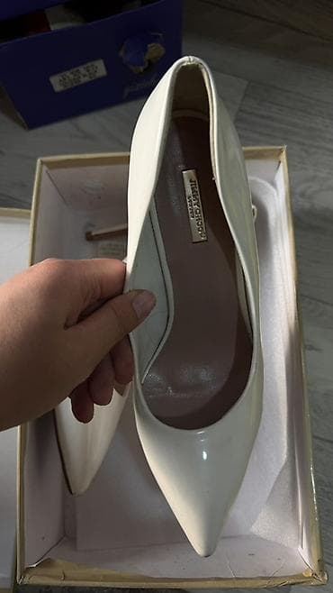 Туфли-лодочки на каблуке (2 пары) 1) Белые лодочки Jimmy Choo -