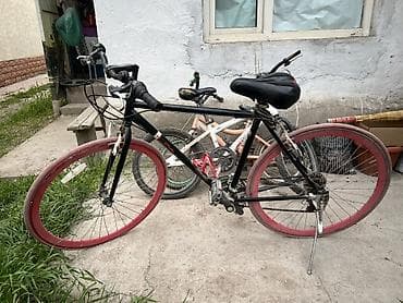 Городской/дорожный велосипед с узкими колесами 28" и яркими красными