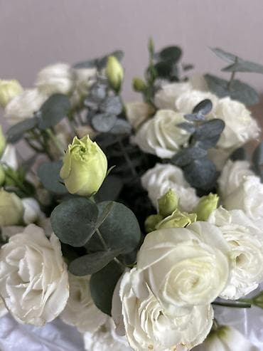 букеты: Букет в корзине: белая эустома и эвкалипт - Состав: пышные ветки — 2