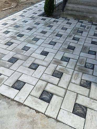 кошара ферма: Остатки брусчатки, 23 серой прямоугольной и 2 черные квадратные — 2