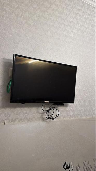 LED телевизор с диагональю около 32–40". Плоская панель, черная рамка