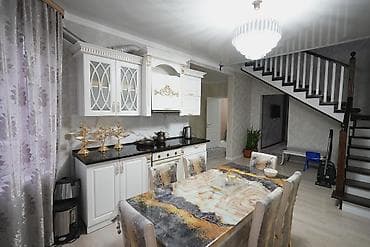 дом из дерева: Двухэтажный дом с балконом и закрытым двором. Экстерьер: - Фасад — 3