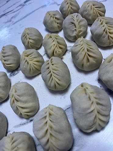 Жер-жемиштер: Манты — домашние, ручная лепка Меню: - Манты с мясом — 250 сом (50 — 3