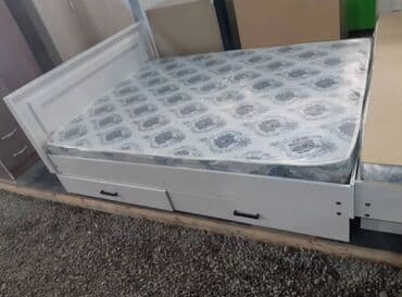заберем старый матрас: Продаю б/у двухспальную кровать с матрасом и 2 тумбочки. Цвет — 1
