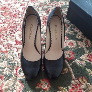 кожанные туфли: Продаю туфли кожаные одевала один раз размер 36-37 тел — 1