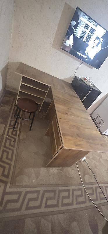 Офисные шкафы: Продаю два стола по 2100 сомов каждый — 1