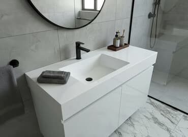 цена раковина с тумбой в ванную: Ванна үчүн раковина, Чарчы формасы, Материалы: Жасалма таш, Өлчөмү: 120 x 50 см — 1