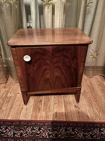 office table: Тумба из массива/шпона (вероятно, орех) с распашной дверцей — 1