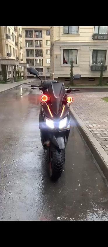 Скутер/мопед городского типа с агрессивным дизайном и LED‑оптикой — 1