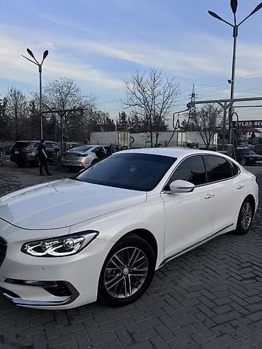 bmw e318: Белый бизнес-седан класса Е с динамичным силуэтом и длинной колесной — 6