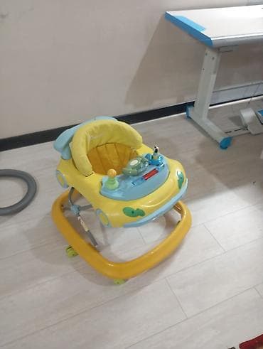 Детские ходунки-машинка - Яркий дизайн в форме автомобиля at lalafo.kg Детские ходунки-машинка - Яркий дизайн в форме автомобиля