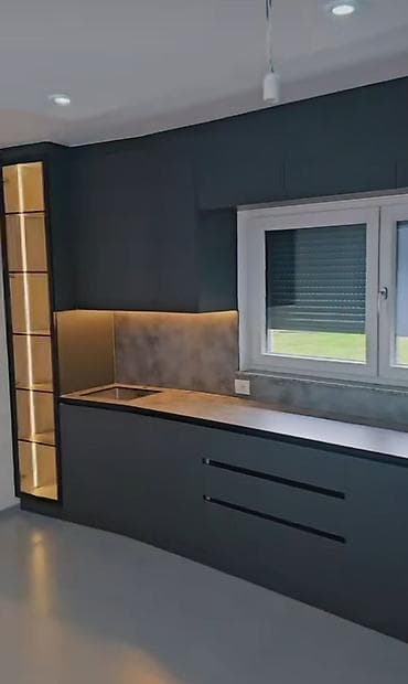 Внутренняя отделка: Кухни на заказ с интегрированной стеклянной витриной и подсветкой - — 9