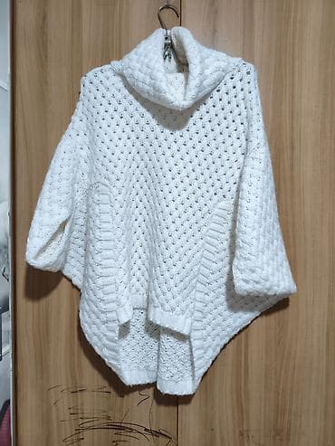 Вязаное пончо-свитер белого цвета. - Свободный фасон с асимметричным