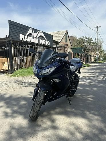 левый пуль: Спортивный мотоцикл класса «спорт» в фиолетово‑черном окрасе — 2