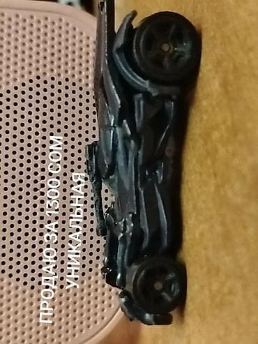 масштабный модель: Металлическая мини‑модель автомобиля (примерно 1:64) в тёмно‑сером — 1