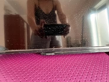 game console: Телевизор TOSHIBA Б/У, диагональ ориентировочно 40–43". Тонкие рамки — 1