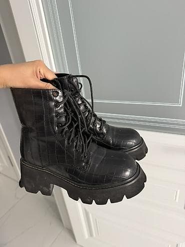 Ботинки и ботильоны: Черные женские ботинки на шнуровке с массивной тракторной подошвой — 3