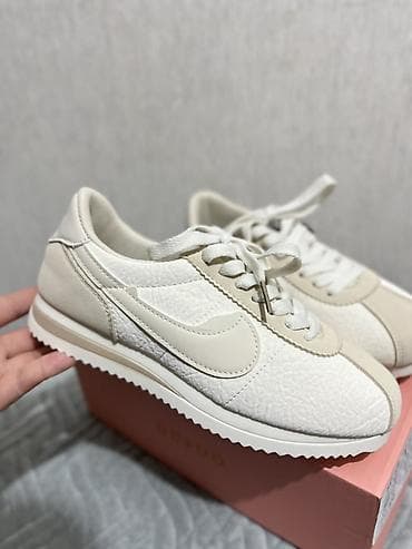 dd: Сегодня купила кроссовки, очень понравились 😍 Но, к сожалению, дома — 2