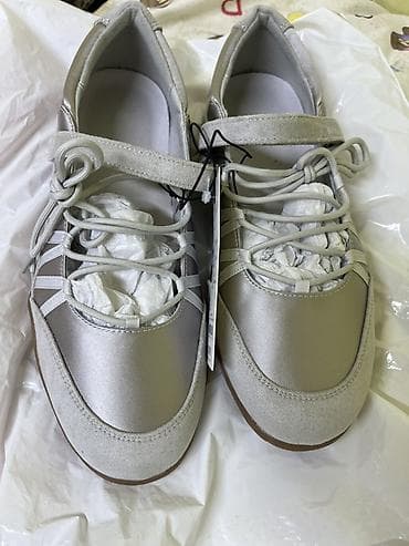 Балетки/кросс-балетки серого цвета с атласным блеском и бархатистыми