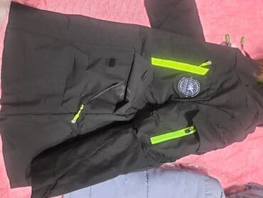 Куртки: Зимняя куртка для мальчика в возрасте наверное от6 до 9лет.цена — 4