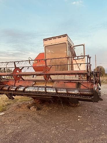 Комбайн зерноуборочный «Енисей» Описание: - Самоходный зерноуборочный