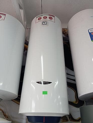 Водонагреватель Ariston цилиндрической формы белого цвета. Подходит