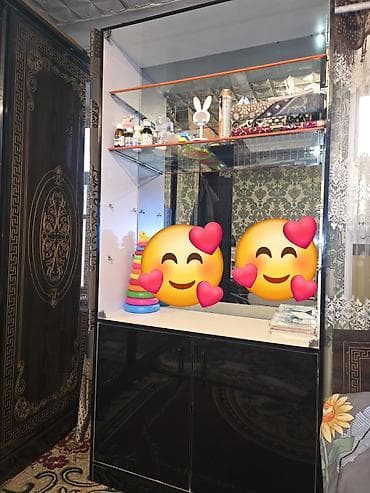 Стеклянная витрина/шкаф с нижней тумбой - Конструкция: нижняя тумба с