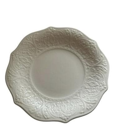 В наличии 12 штук Белая столовая тарелка с рельефным орнаментом -