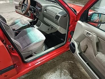 Транспорт: Volkswagen Vento: 1993 г., 2 л, Механика, Бензин, Седан — 4