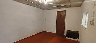 квартира ак босго: Жеке үйдүн короосунда өзүнчө орун ижарага берилет. Өзгөчөлүктөрү: - — 4