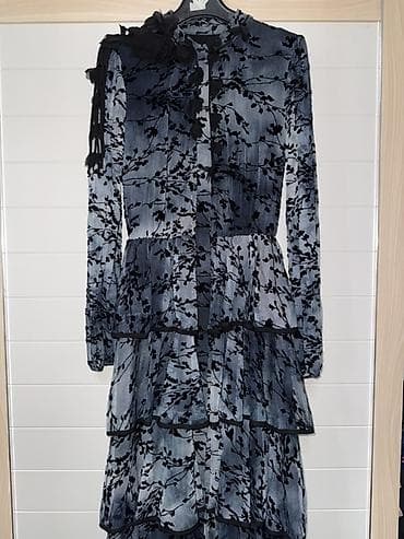 Платье макси с многоярусной юбкой и длинными рукавами. - Цвет