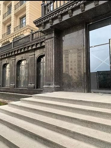 10 мкр: Коммерческое помещение в новом доме с парадным входом и широкими — 1