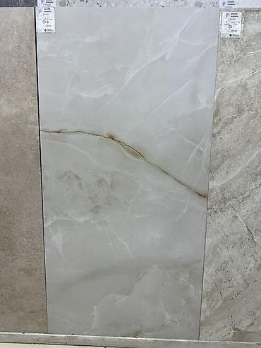 кварцевый ламинат: Керамогранит крупного формата с имитацией светлого мрамора. - Размер — 1