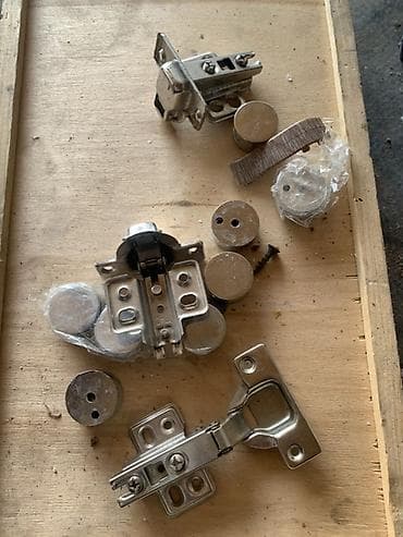 берем: Набор мебельных петель, предназначенных для установки на дверцы шкафов — 1