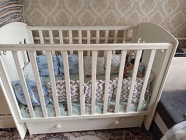 защитный барьер на кровать: Детская кроватка с комплектом мягких бортиков и постельным бельём — 2